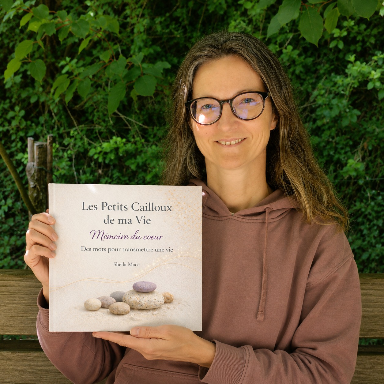 Sheila Macé présentant son carnet Les Petits Cailloux de ma Vie — Mémoire du cœur